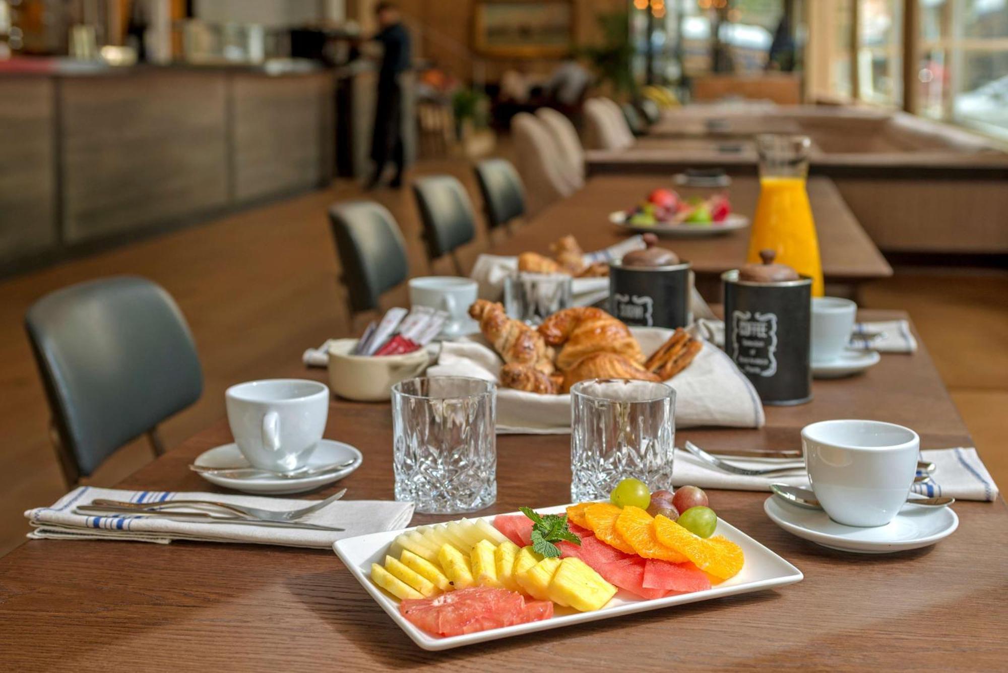 Nh Collection Madrid Suecia Otel Dış mekan fotoğraf Breakfast at the hotel